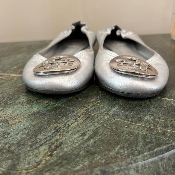 Tory Burch Whipstich Trim Silver Ballet Flats - Size 6.5 - Picture 3 of 12